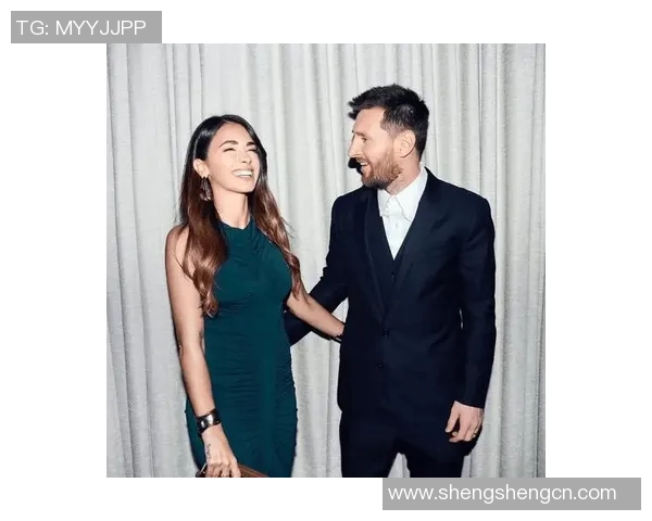 足球明星与女粉丝亲密合照展现温馨瞬间引发热议